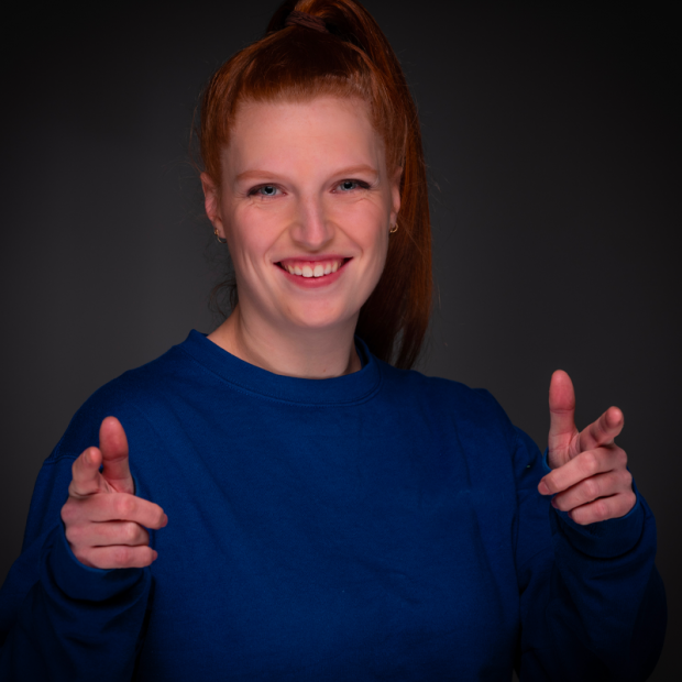 jeune femme rousse souriante